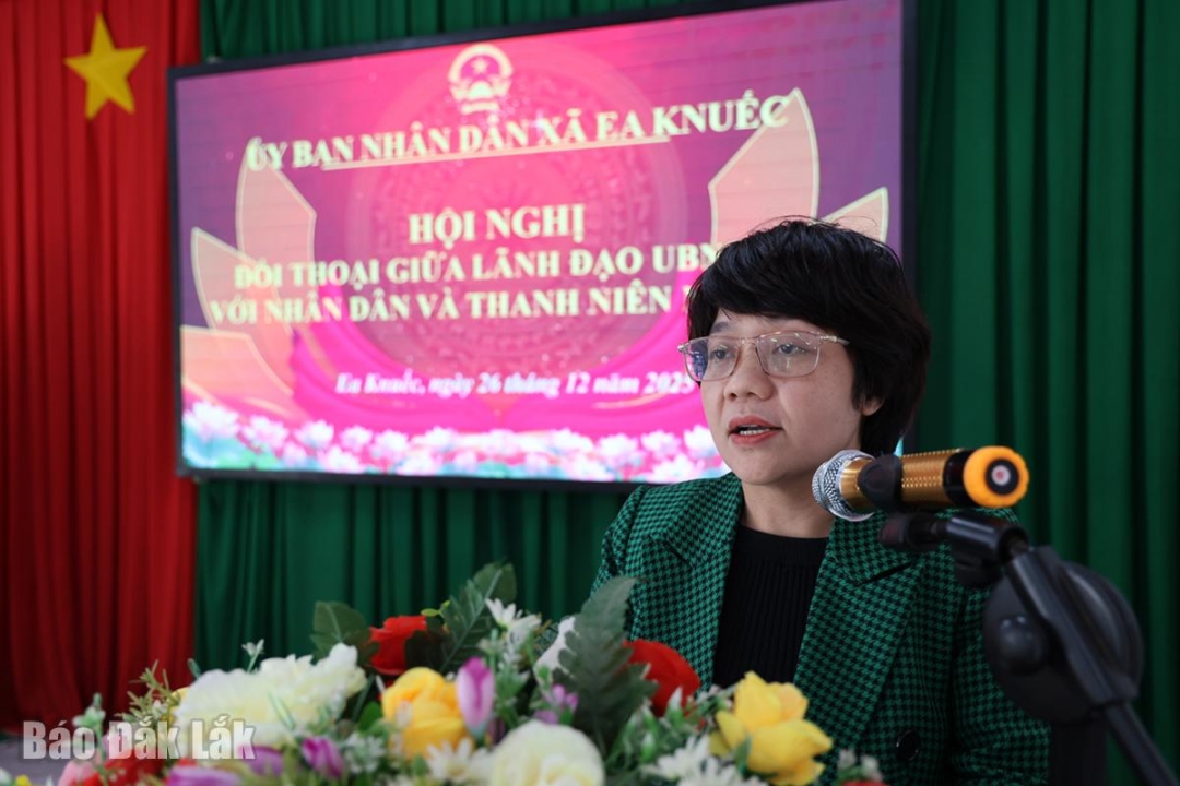 Lãnh đạo phòng Kinh tế xã Ea Knuếc trả lời ý kiến, kiến nghị tại buổi đối thoại.