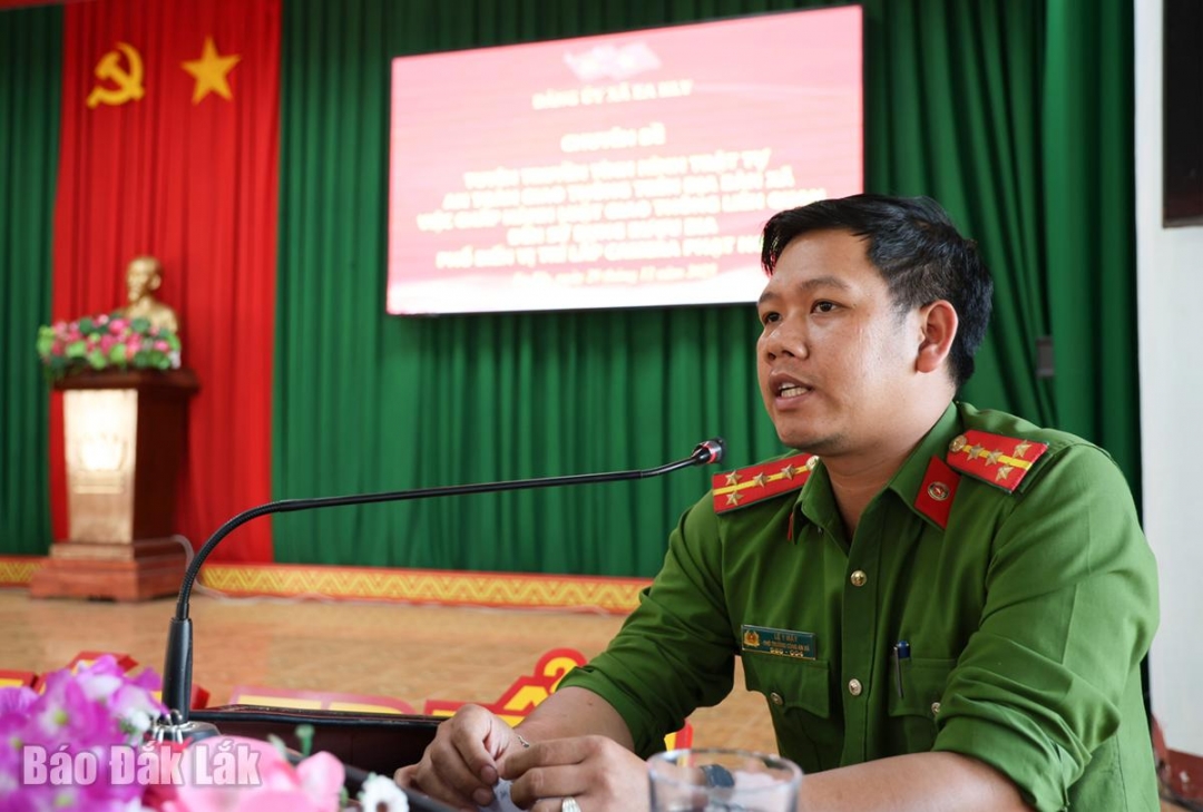 Đại diện Ban Công an xã thông tin về tình hình trật tự an toàn giao thông.