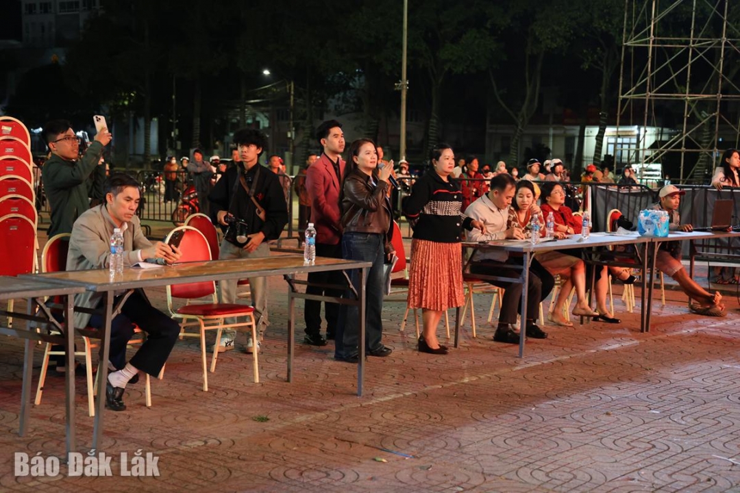 Các thành viên ban tổ chức theo dõi nội dung sơ duyệt.