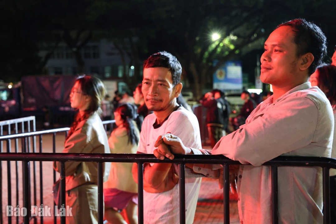 Người dân theo dõi nội dung sơ duyệt tại Quảng trường 10/3.