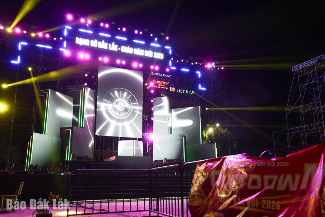 Kiểm tra hiệu ứng ánh sáng và âm thanh cho các tiết mục DJ.