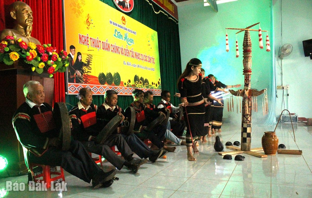 Tiết mục múa “Tiếng chiêng mời rượu” của đội chiêng Buôn Ayun.