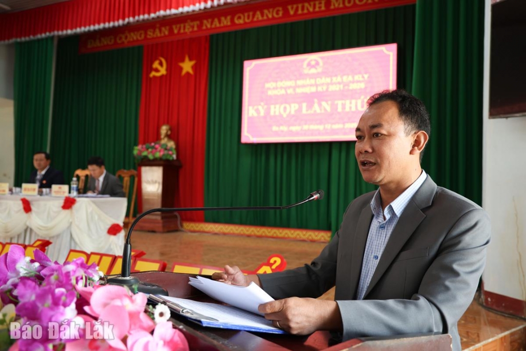 Phó Bí thư Đảng ủy, Chủ tịch UBND xã Ea Kly Nguyễn Xuân Hưng báo cáo về việc thực hiện thu, chi ngân sách 6 tháng cuối năm 2025.
