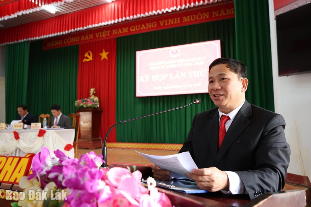 Phó Chủ tịch UBND xã Ea Kly Nguyễn Hải Sâm báo cáo trả lời ý kiến cử tri.