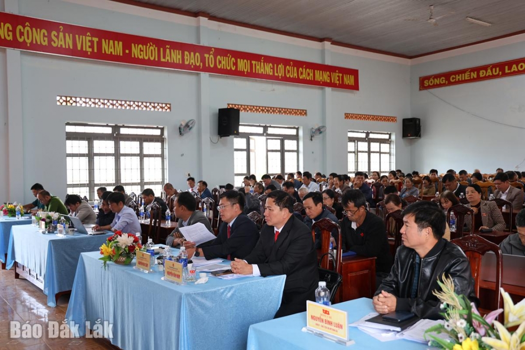 Đại biểu HĐND xã Ea Kly khóa VI tham gia kỳ họp.