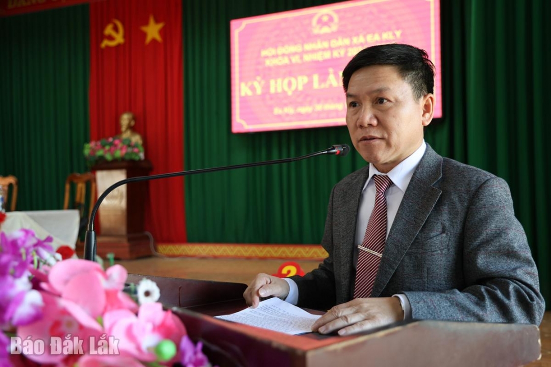 Bí thư Đảng ủy, Chủ tịch HĐND xã Ea Kly Nguyễn Văn Hoan phát biểu khai mạc kỳ họp.