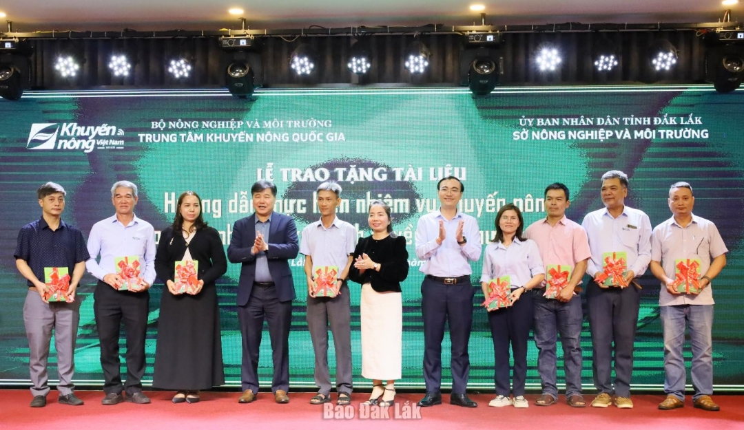 Trung tâm Khuyến nông quốc gia trao bộ tài liệu Hướng dẫn thực hiện chức năng nhiệm vụ khuyến nông theo mô hình tổ chức chính quyền địa phương hai cấp cho cán bộ khuyến nông cấp xã.