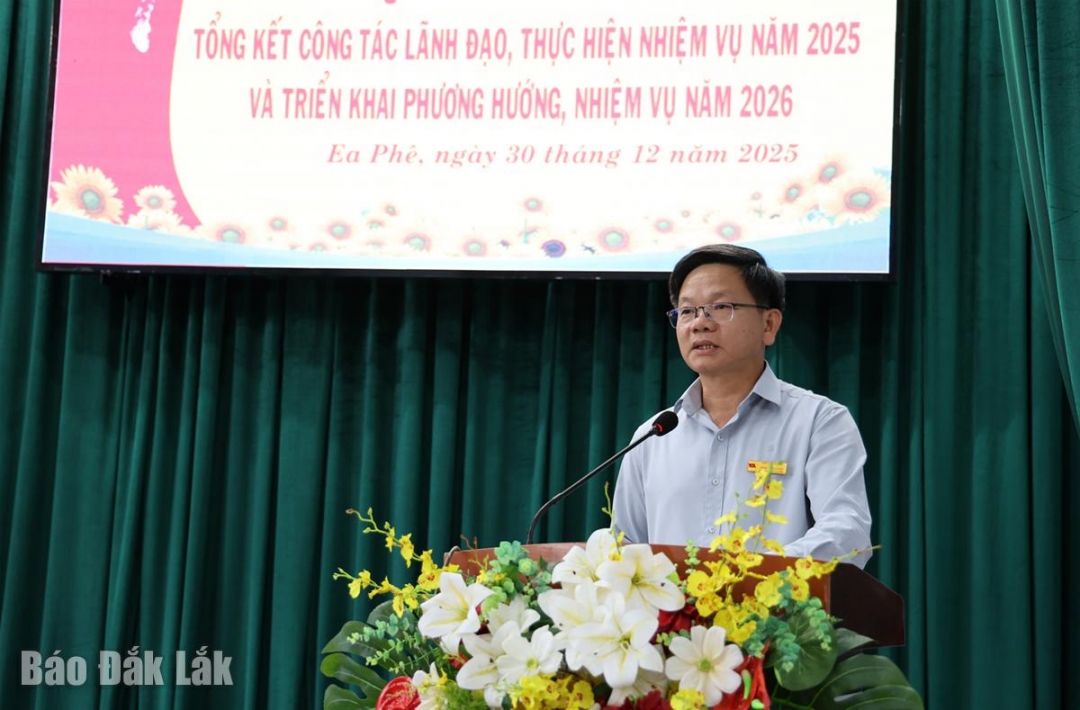 Bí thư Đảng ủy, Chủ tịch HĐND xã Ea Phê Trần Văn Tuyến phát biểu kết luận hội nghị.