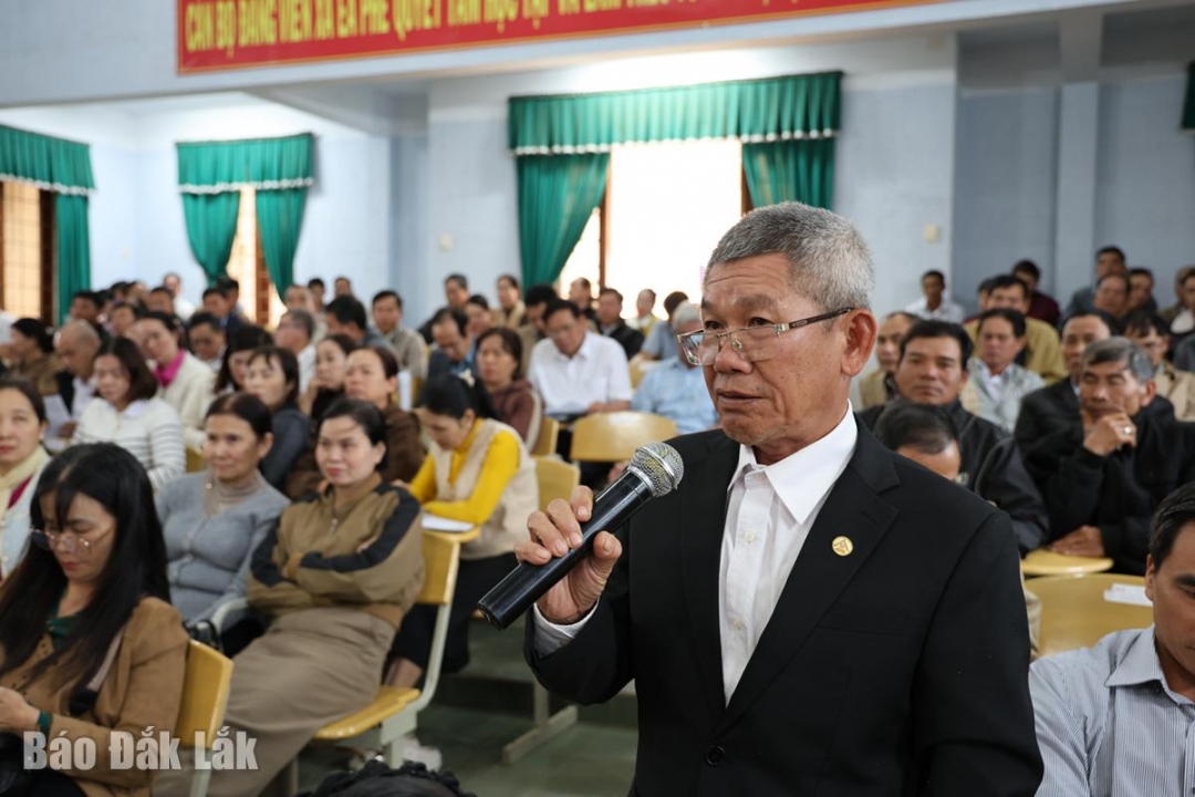 Đại biểu tham gia ý kiến thảo luận tại hội nghị.