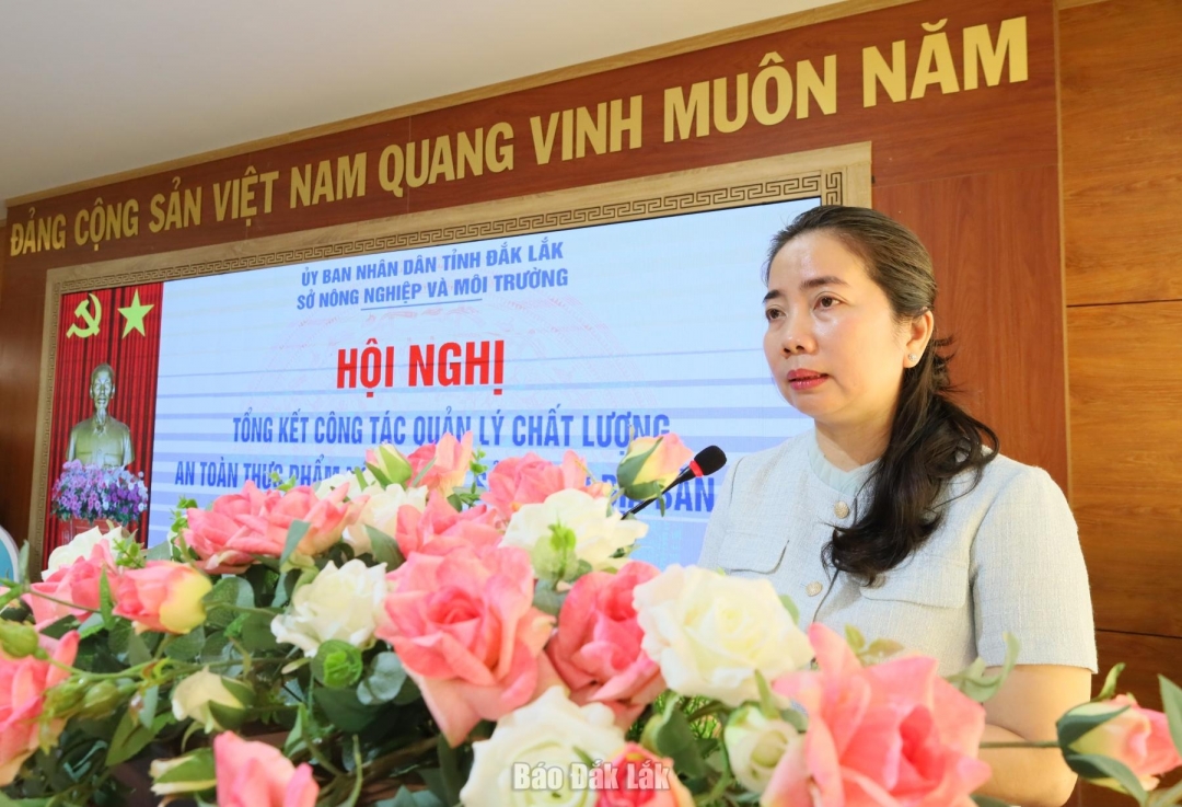Bà Đặng Thị Thuỷ, Phó Giám đốc Sở Nông nghiệp và Môi trường phát chỉ đạo hội nghị
