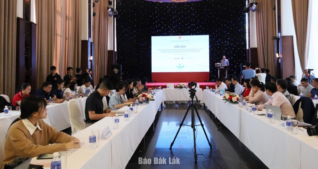 Các đại biểu tham gia diễn đàn.