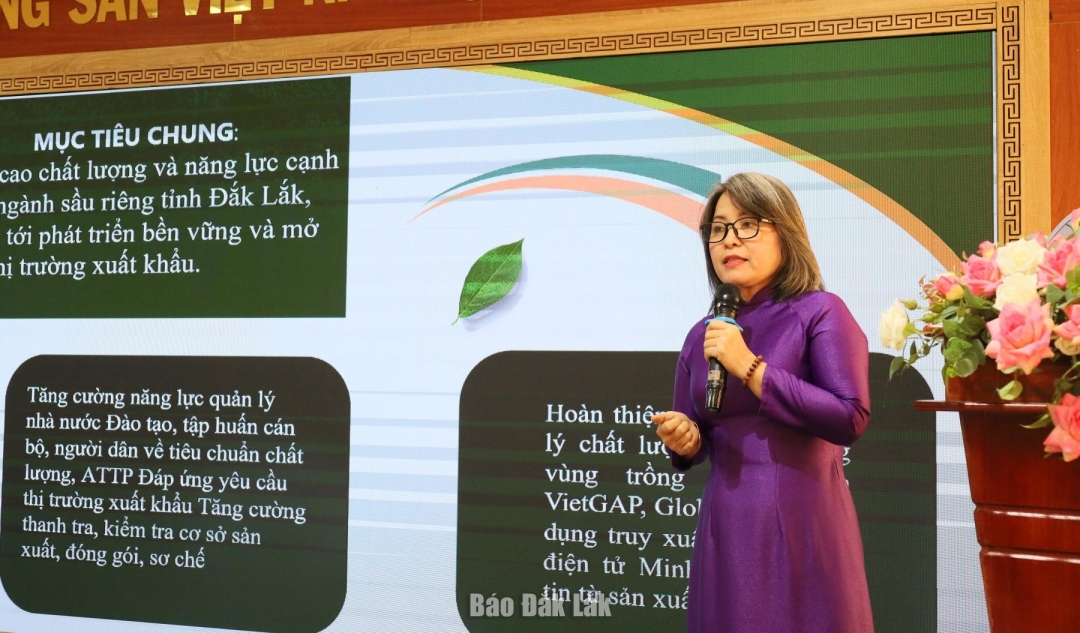 Đại diện doanh nghiệp trình bày tham luận tại hội nghị.