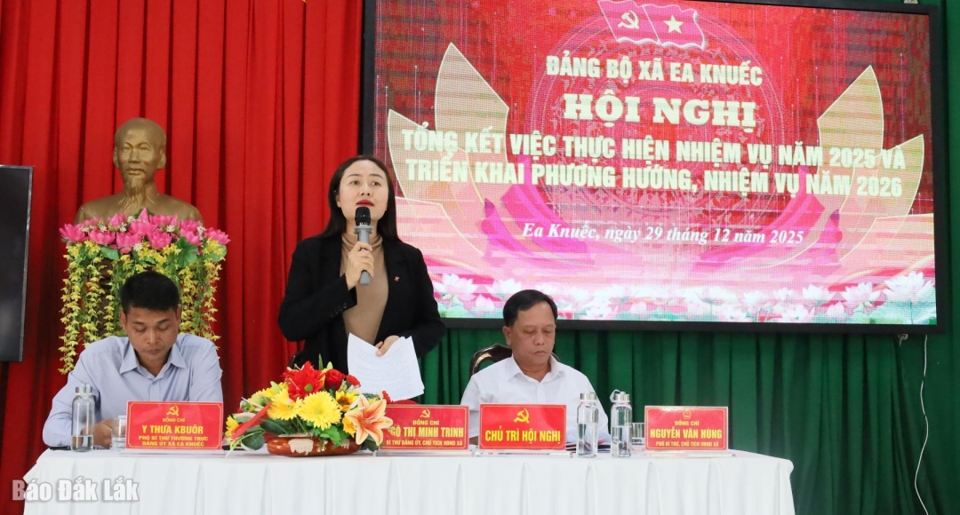 Đồng chí Ngô Thị Minh Trinh, Bí thư Đảng bộ xã Ea Knuếc điều hành hội nghị.