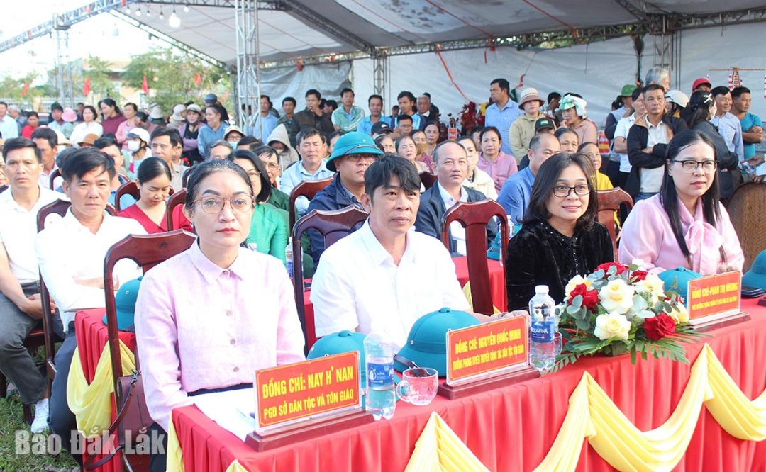 Các đại biểu cùng người dân dự khai mạc ngày hội.