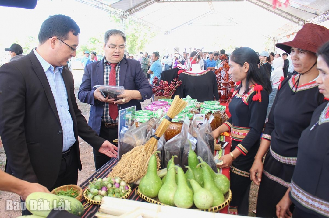 Các đại biểu tham quan gian hàng trưng bày sản phẩm đặc trưng của các thôn, buôn.