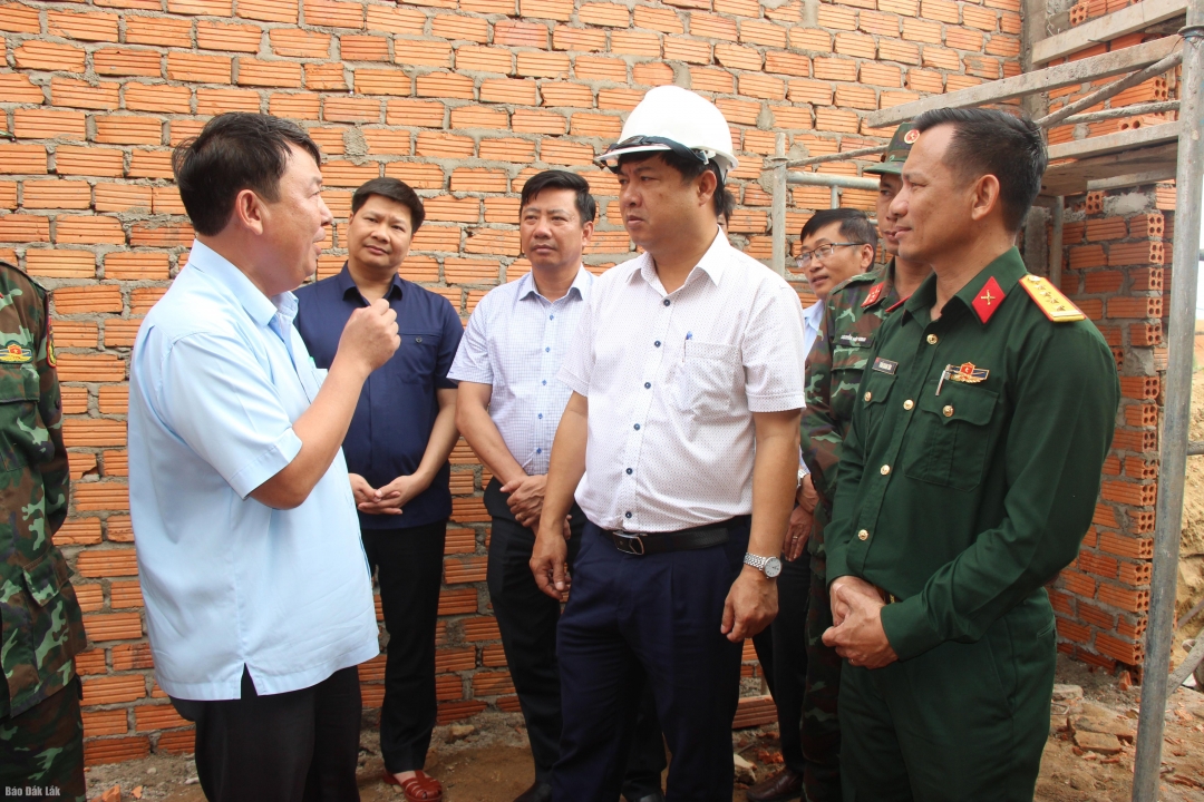 Bí thư Tỉnh ủy Lương Nguyễn Minh Triết kiểm tra tiến độ xây nhà cho người dân sau lũ ở xã Hòa Xuân.