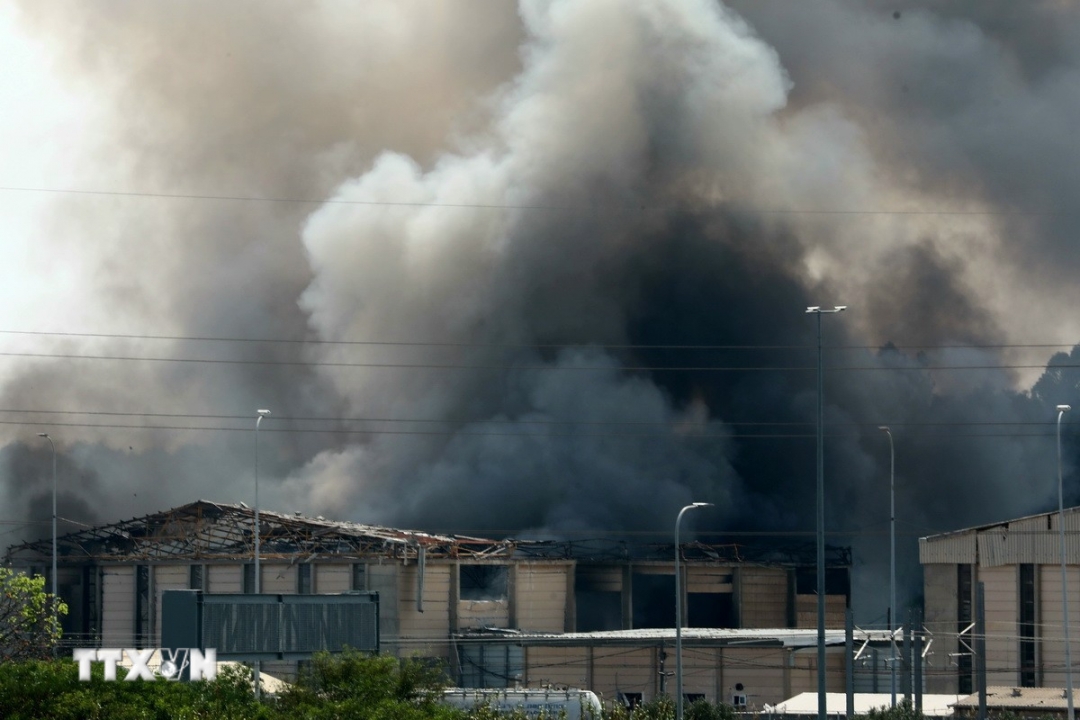 Khói bốc lên sau vụ tấn công bằng tên lửa của Iran xuống thành phố Herzliya, miền Trung Israel ngày 17/6/2025. Ảnh: TTXVN