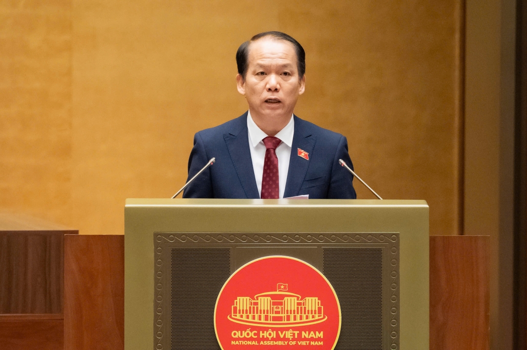 Chủ nhiệm Ủy ban Pháp luật và Tư pháp Hoàng Thanh Tùng trình bày báo cáo thẩm tra. Ảnh: quochoi.vn