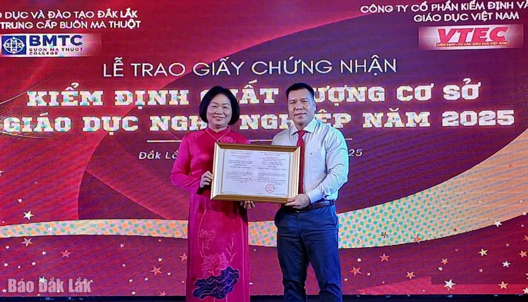 Tiến sĩ Nguyễn Mạnh Cường, Phó Giám đốc Công ty Cổ phần Kiểm định và Tư vấn Giáo dục Việt Nam trao Giấy chứng nhận kiểm định chất lượng cơ sở giáo dục nghề nghiệp cho đại diện Trường Trung cấp Buôn Ma Thuột