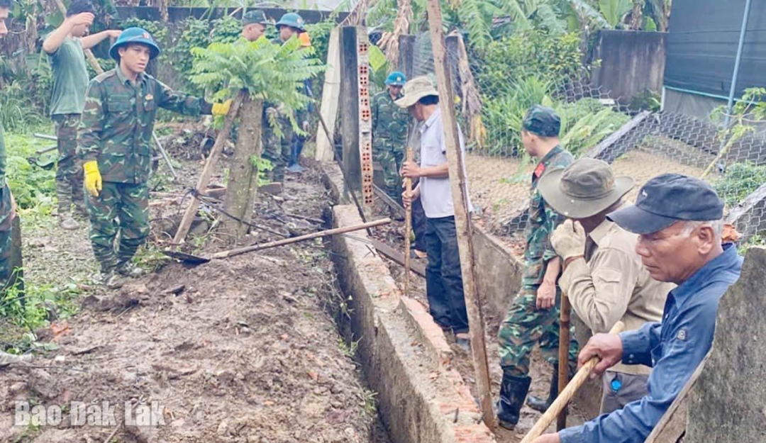 Khắc phục kênh mương bê tông bị bồi lấp do bão lũ tại xã Hòa Mỹ.