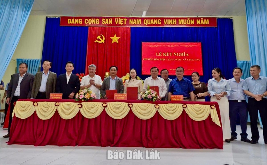 Lãnh đạo Đảng ủy phường Hòa Hiệp và các xã Ea Wer, Yang Mao ký kết biên bản kết nghĩa.