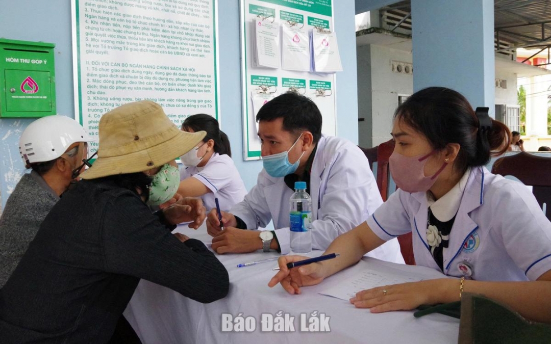 Các y, bác sĩ khám bệnh, tư vấn sức khỏe cho người dân xã Hòa Mỹ.