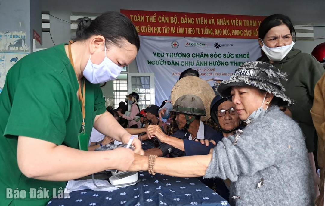 Đội ngũ y, bác sĩ từ thiện khám bệnh miễn phí cho người dân xã Đồng Xuân.