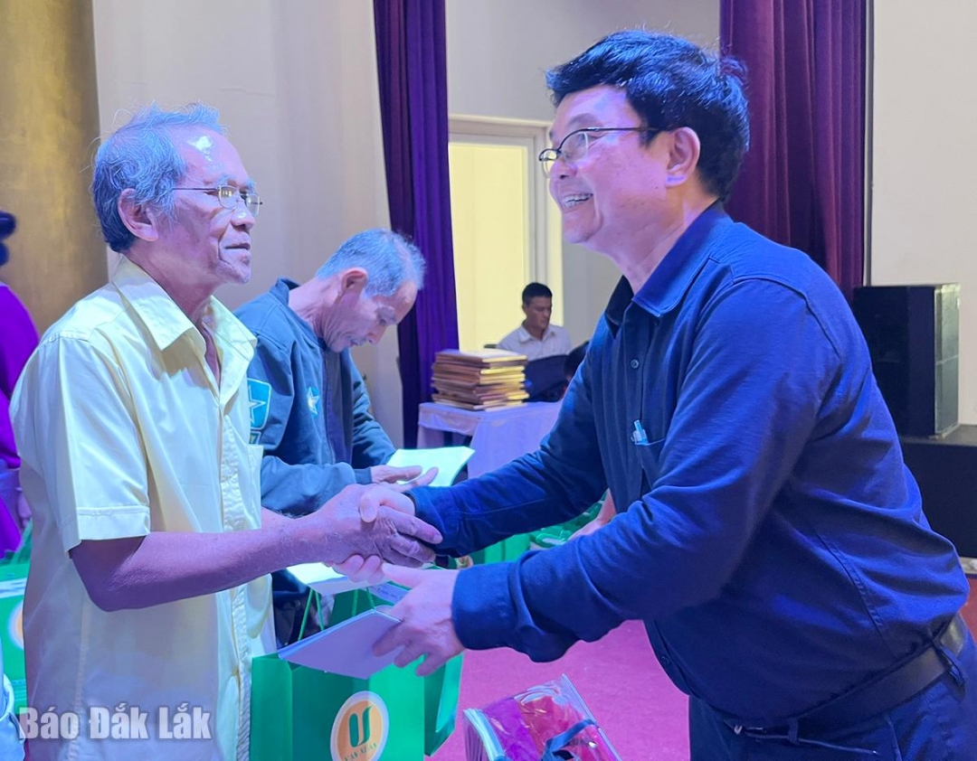 Phó Giáo sư, Tiến sĩ Phạm Lê Tuấn, Nguyên Thứ trưởng Bộ Y tế, Chủ tịch Hội Quân dân y Việt Nam tặng quà cho người dân vùng lũ gặp khó khăn.