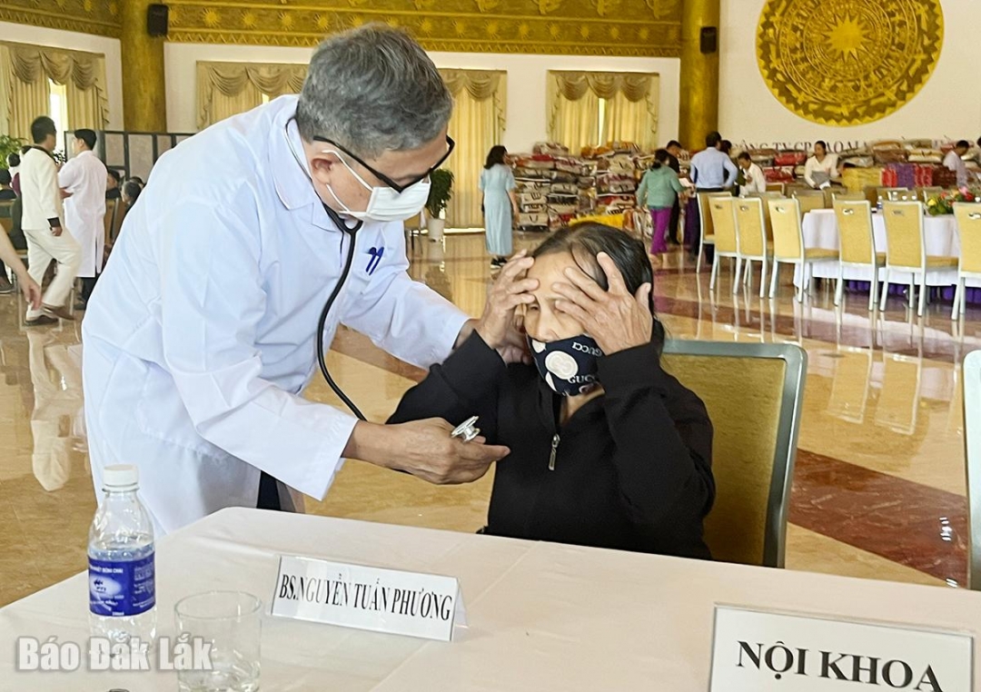 Người dân được khám bệnh và phát thuốc miễn phí.