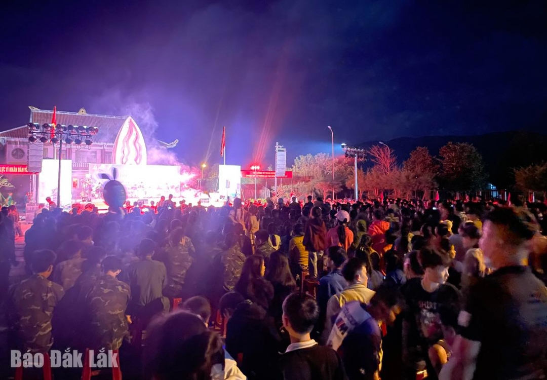 Đông đảo người dân...