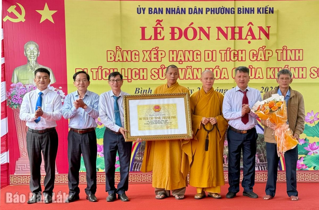Lãnh đạo Ban Tổ chức Tỉnh ủy và Sở VH-TT&DL tỉnh trao bằng công nhận cho địa phương và trụ trì chùa Khánh Sơn.