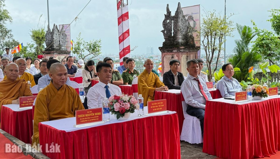 Các đại biểu tham dự buổi lễ.