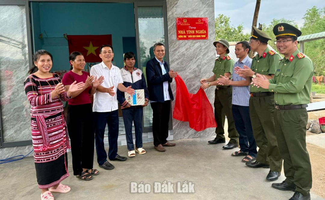 Lãnh đạo Công an tỉnh cùng lãnh đạo xã Xuân Lãnh thực hiện nghi thức khánh thành, trao tặng nhà cho gia đình ông La Lan Yên.