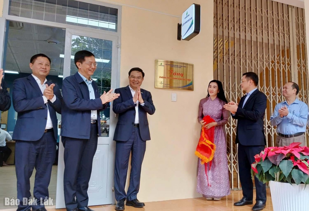 Lãnh đạo tỉnh và Tập đoàn Công nghiệp – Năng lượng Quốc gia Việt Nam kéo băng khánh thành Phòng thực hành giáo dục STEM tại Trường THPT Buôn Ma Thuột
