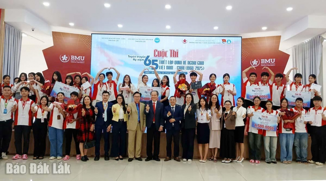 Lãnh đạo các đơn vị trao giả thưởng và chup ảnh lưu niệm với các đội