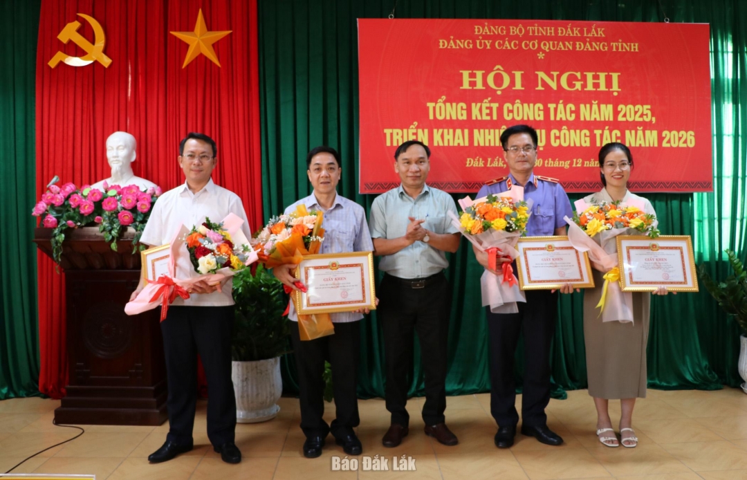 Ủy viên Ban Thường vụ Tỉnh ủy, Trưởng Ban Nội chính Tỉnh ủy, Phó Bí thư Thường trực Đảng ủy các cơ quan Đảng tỉnh tặng giấy khen cho các tập thể, cá nhân xuất sắc.