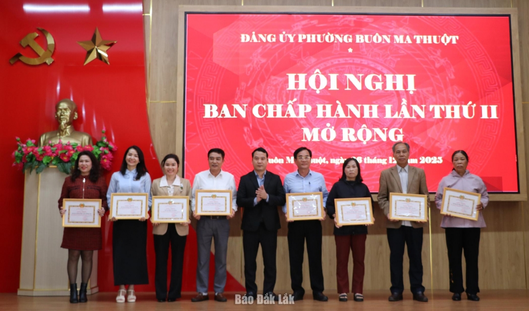 Phó Bí thư Thường trực Đảng ủy phường Buôn Ma Thuột Nguyễn Văn Bình tặng giấy khen cho các tổ chức đảng đạt tiêu chuẩn “Hoàn thành xuất sắc nhiệm vụ” tiêu biểu năm 2025.