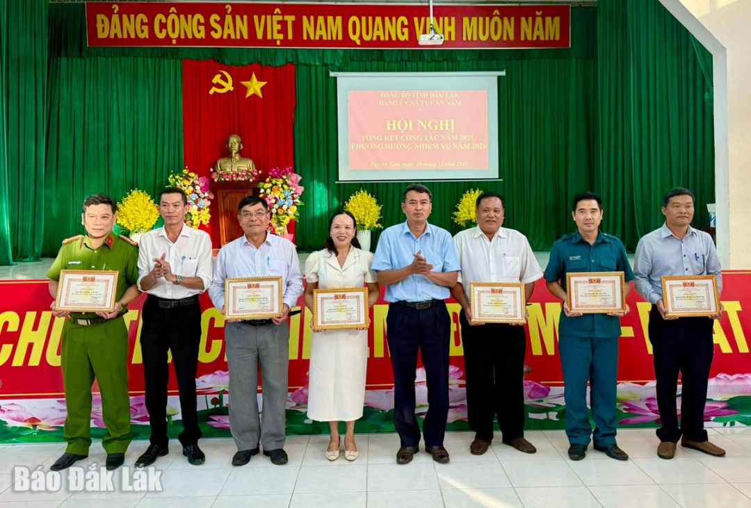 Đảng ủy xã Tuy An Nam tặng giấy khen các tập thể và cá nhân hoàn thành xuất sắc nhiệm vụ năm 2025.