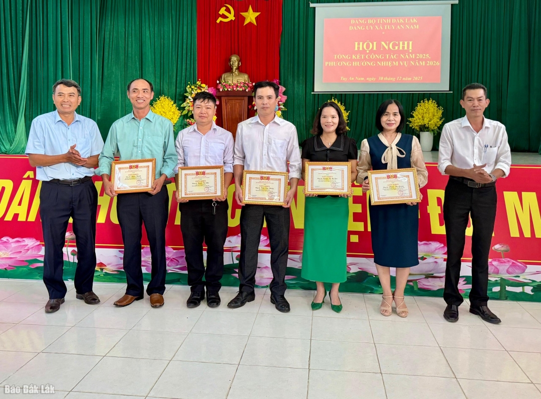 Đảng ủy xã Tuy An Nam tặng giấy khen các tập thể chi bộ hoàn thành xuất sắc nhiệm vụ.