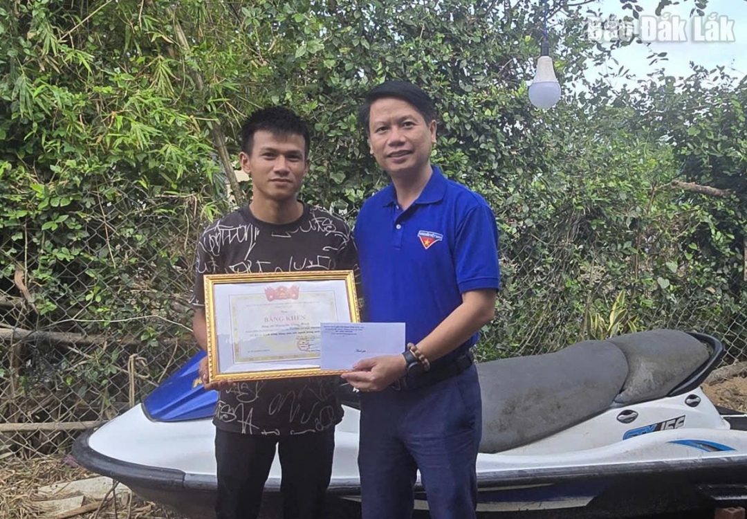 Anh Lương Minh Tùng, Phó Chủ tịch Ủy ban Mặt trận Tổ quốc Việt Nam tỉnh, Bí thư Tỉnh đoàn Đắk Lắk trao tặng Bằng khen của Ban Chấp hành Tỉnh đoàn cho anh Nguyễn Văn Minh.