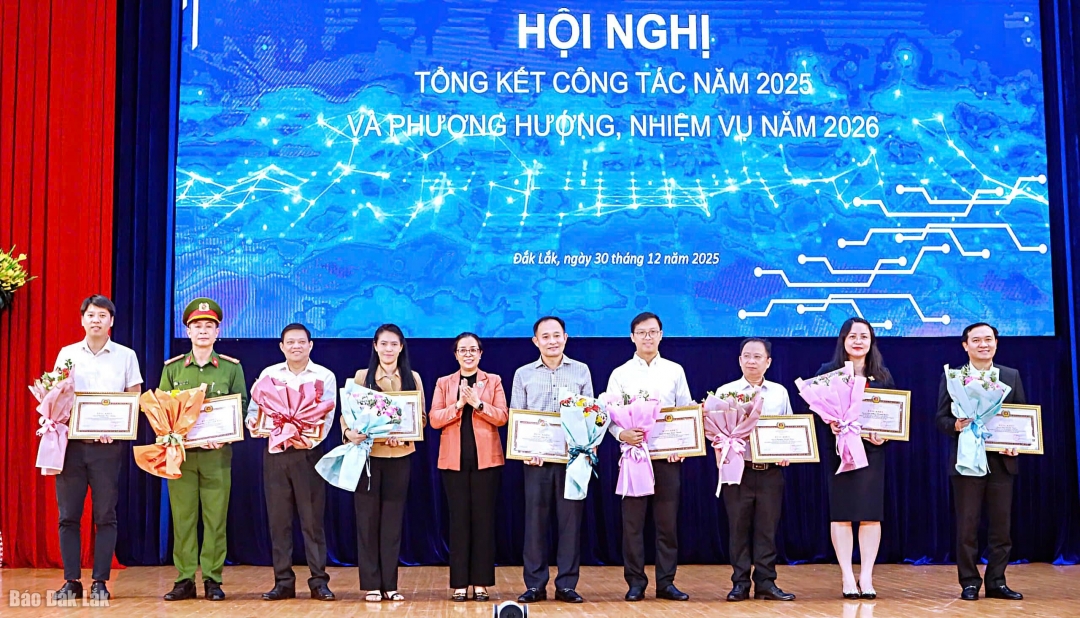 Cá nhân có thành tích xuất sắc trong thực hiện Nghị quyết 57 được nhận Bằng khen của Ban Thường vụ Tỉnh ủy