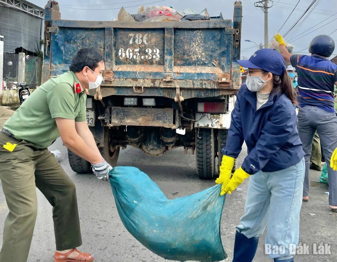 Rác thải được thu gom để chở đến các điểm xử lý tập trung.
