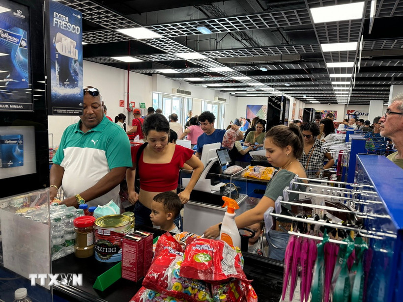 Người dân xếp hàng chờ thanh toán tại một quấy thu ngân ở Siêu thị 70 y 3, một siêu thị thí điểm của Nhà nước thành toán bằng đồng USD, ở thủ đô La Habana. Ảnh: TTXVN