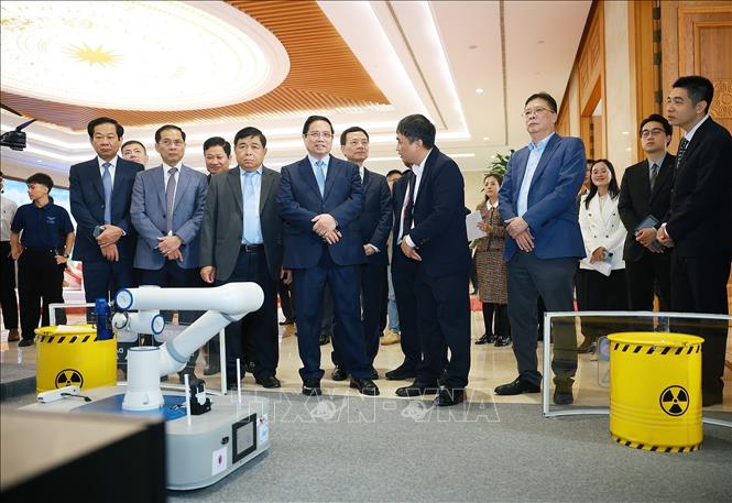 Thủ tướng Phạm Minh Chính tham quan trưng bày sản phẩm công nghệ số tại Diễn đàn Quốc gia phát triển kinh tế số và xã hội số lần thứ III. Ảnh: Dương Giang/TTXVN