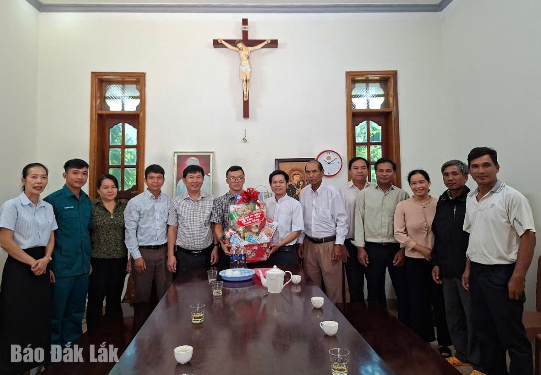 Ông Trai (thứ 6, từ phải) cùng Hội đồng Giáo xứ Buôn Hằng nhận quà từ cấp ủy, chính quyền xã Tân Tiến.