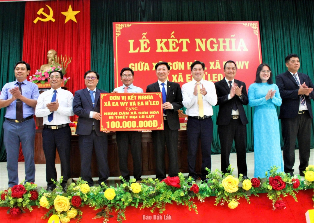 Hai xã Ea H’Leo và Ea Wy trao tiền giúp nhân dân xã Sơn Hòa khắc phục hậu quả thiên tai.
