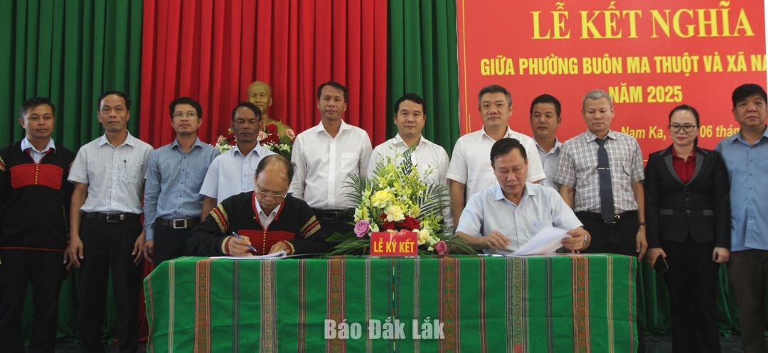 Đại diện hai địa phương ký kết Biên bản ghi nhớ kết nghĩa.