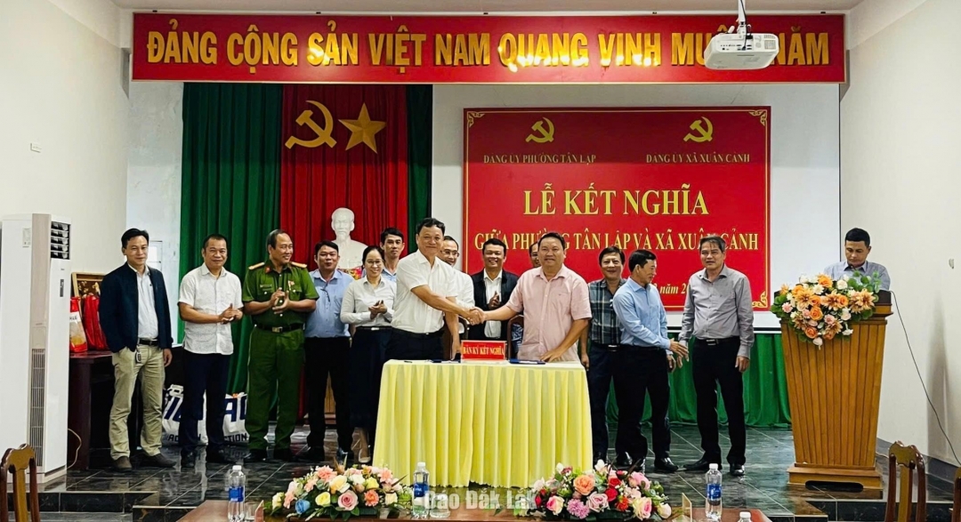 Đại diện lãnh đạo hai phường Tân Lập và xã Xuân Cảnh ký biên bản kết nghĩa giữa hai địa phương.