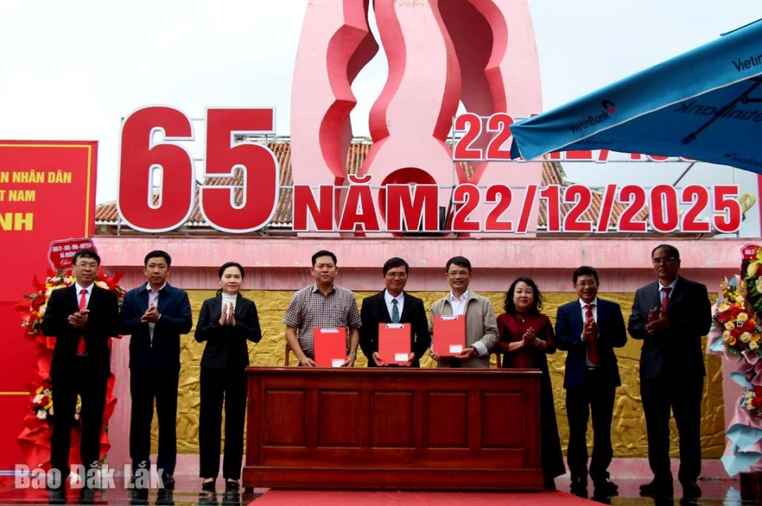 Lãnh đạo tỉnh chứng kiến lễ ký kết  nghĩa giữa các Xã Hòa Thịnh, Krông Năng vf phường phường Ea Kao