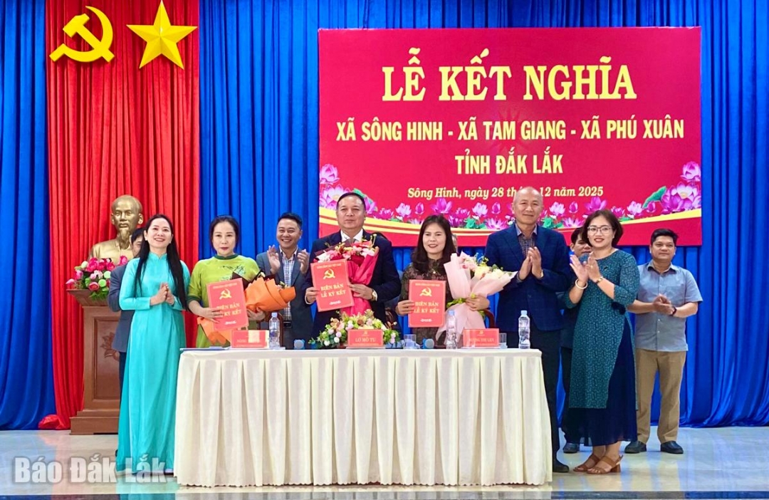 Các địa phương thực hiện nghi thức ký kết biên bản kết nghĩa.
